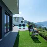 Paradise 4*